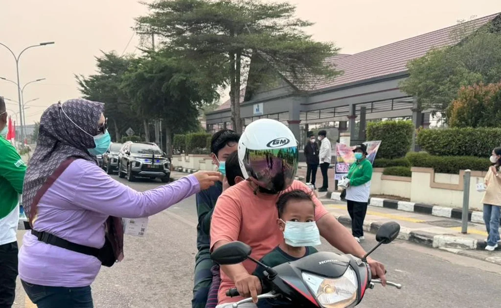 Aksi bagi-bagi masker di Tanjung Redeb saat kabut asap melanda Berau. (Zuhrie/BT)