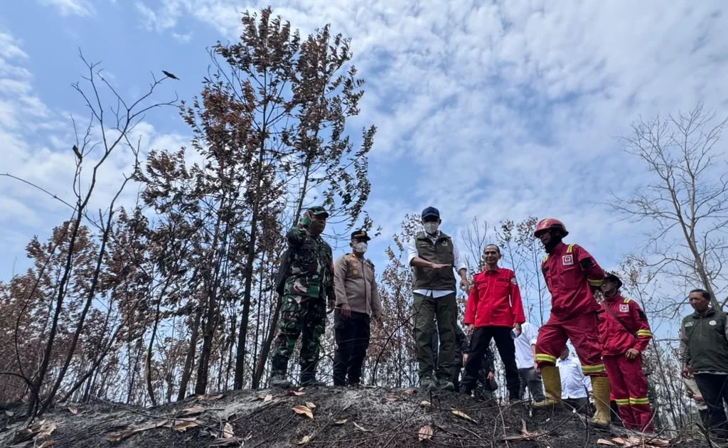Menhut Raja Juli Antoni saat meninjau karhutla di Berau (Zuhrie/BT)