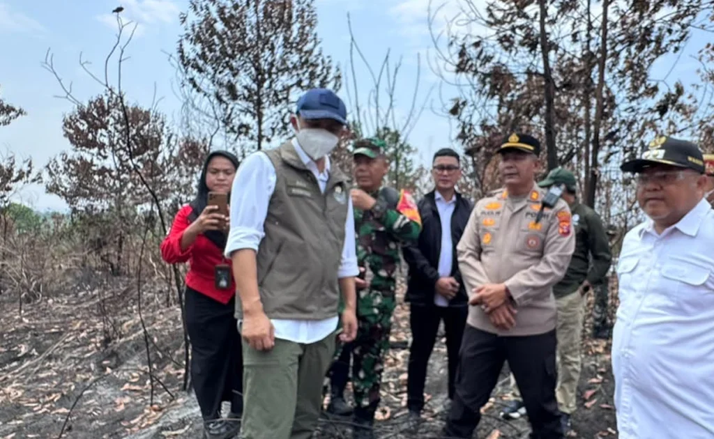 Menhut Raja Juli Antoni saat meninjau karhutla di Berau (Zuhrie/BT)