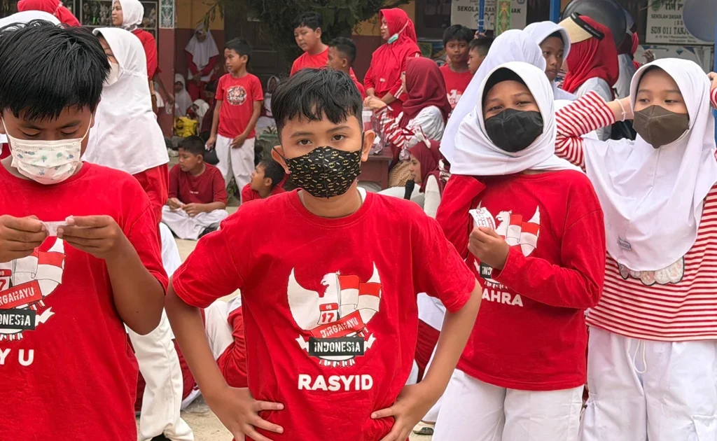 Siswa dan guru SDN 11 Tanjung Redeb mengenakan masker saat berada di sekolah dampak kabut asap karhutla yang terjadi di Berau. (AIDIL/BT)
