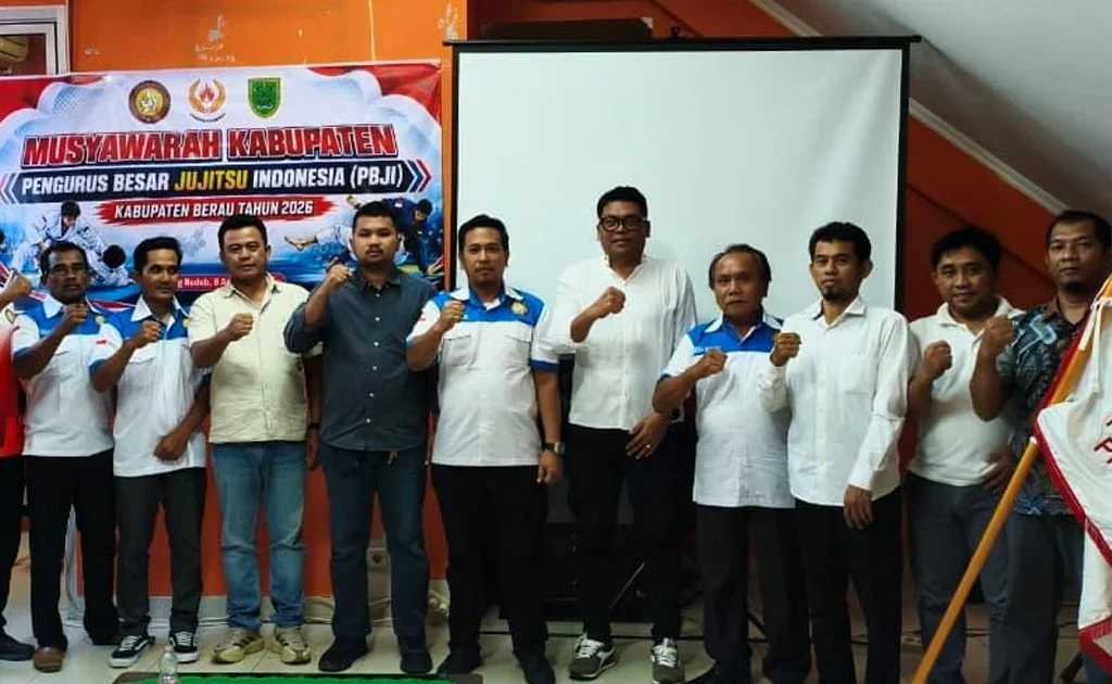 Penyerahan panji kepemimpinan PBJI kepada Dio Aditya Adhindra Putra saat Muskab PBJI Berat, Sabtu (8/8/2026) di Sekretariat KONI Berau.