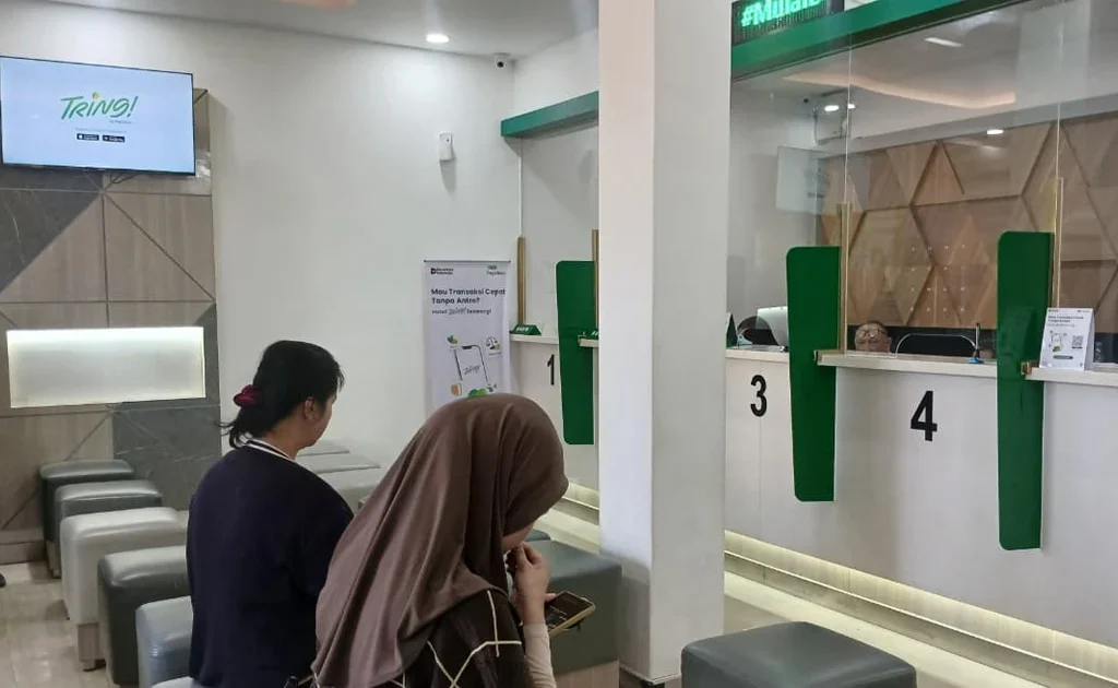 Nasabah yang sedang mengantre di Pegadaian Tanjung Redeb, Jumat (7/8/2026)