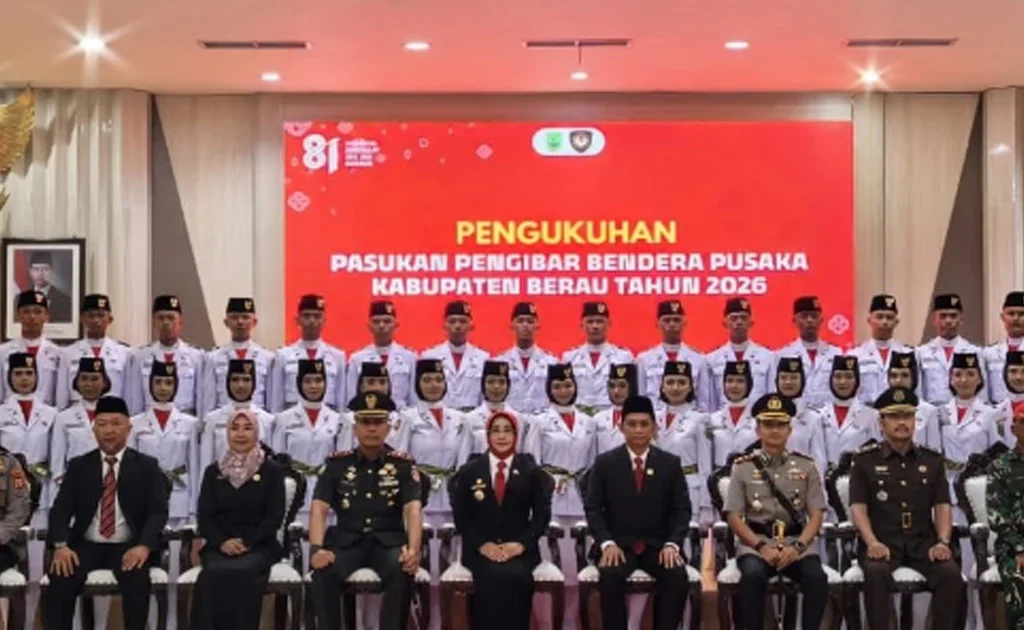 Bupati Sri Juniarsih saat pengukuhan Paskibraka Berau (beraukab.go.id)