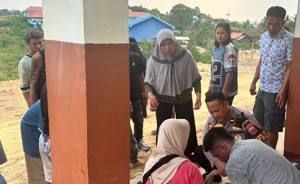 Proses evakuasi korban remaja yang tenggelam di lubang bekas tambang di Sei Bedungun, Tanjung Redeb, Berau (Ist)