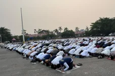 Tangis Sri Juniarsih Usai Salat Istisqa, Berharap Hujan Segera Turun di Berau