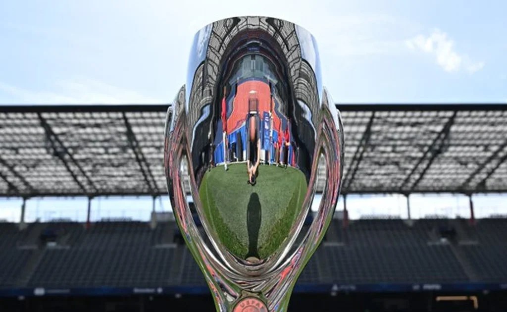 Trofi UEFA Super Cup (uefa.com)