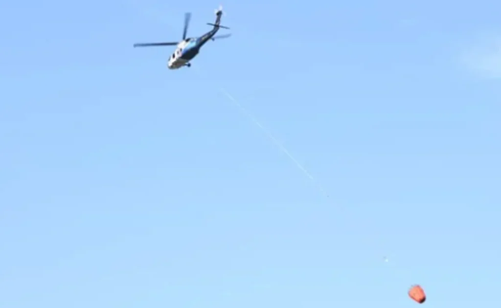 Upaya water bombing atasi Karhutla (Instagram/@militer.udara)