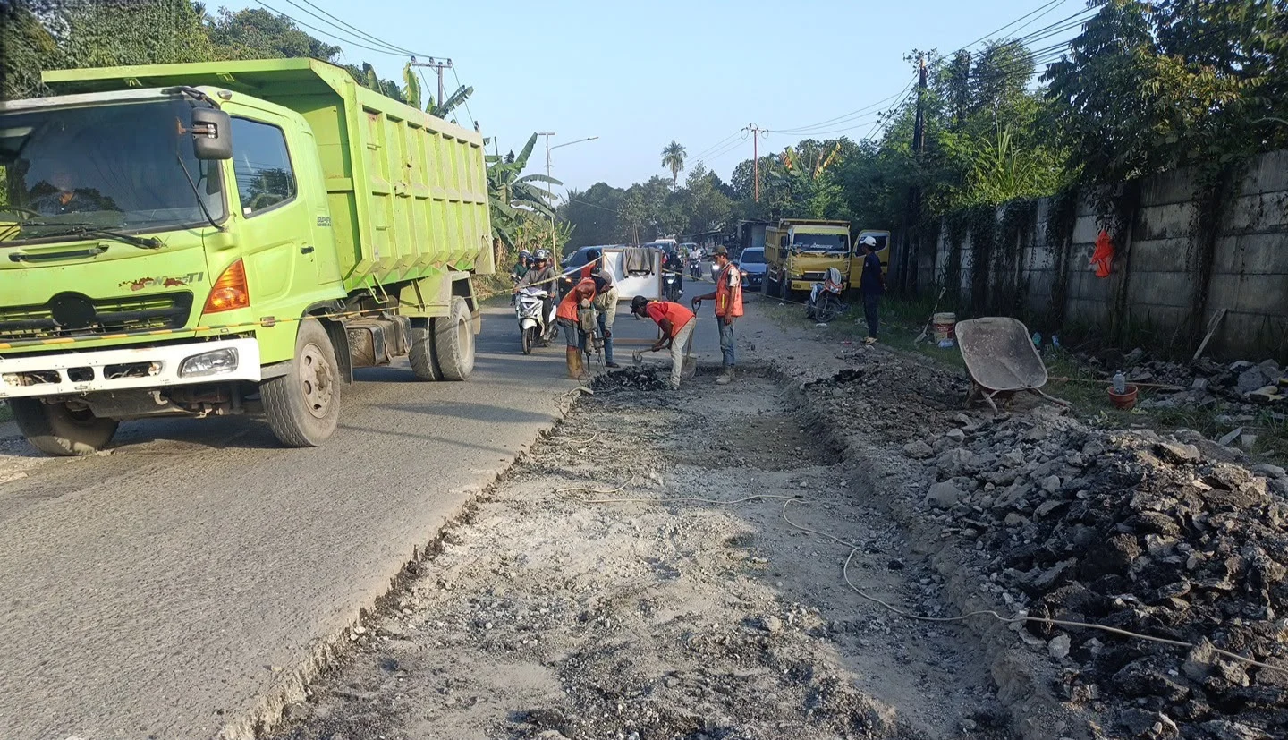 Jalan HARM Ayoeb yang Berlubang Mulai Ditangani, BPJN Kaltim Tambal Sulam Pakai Semenisasi