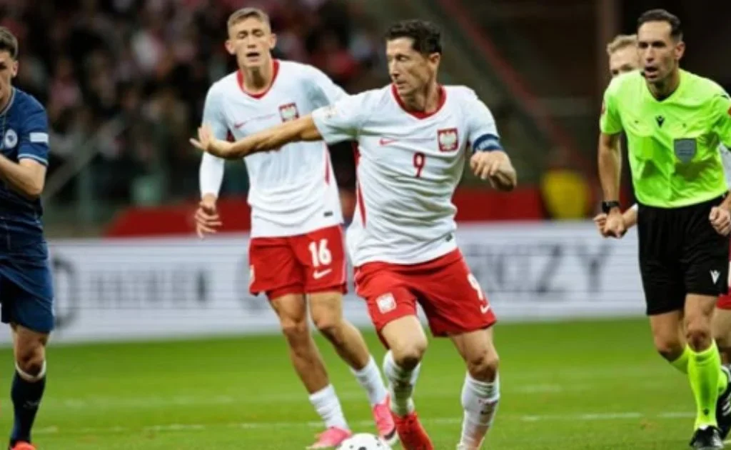 Striker Polandia Robert Lewandowski. (IG: @rl9)