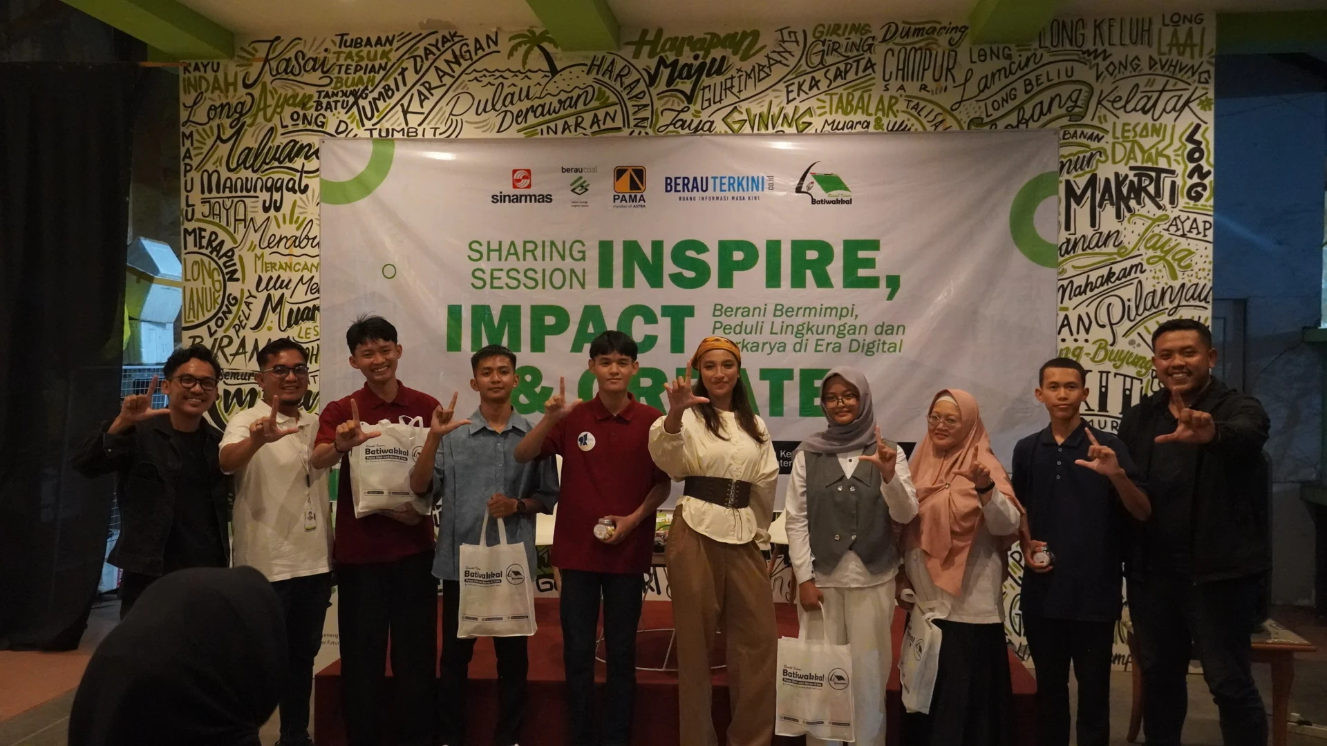 Putri Indonesia Lingkungan 2018, Vania Fitryanti Herlambang, saat sharing session bersama pelajar di Rumah Kemas Batiwakkal, Rabu (23/9/2026) sore.