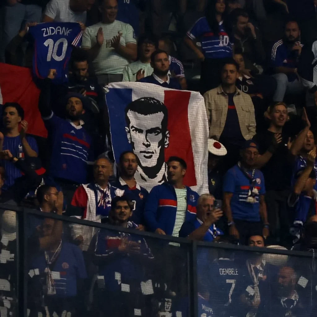 Pendukung Timnas Prancis, membentangkan poster Zinedine Zidane. (x/@_gjr7)
