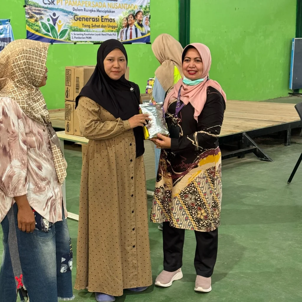Managemen PT PAMA saat menghadiri kegiatan posyandu di Kampung Gurimbang. (PAMA/BT)