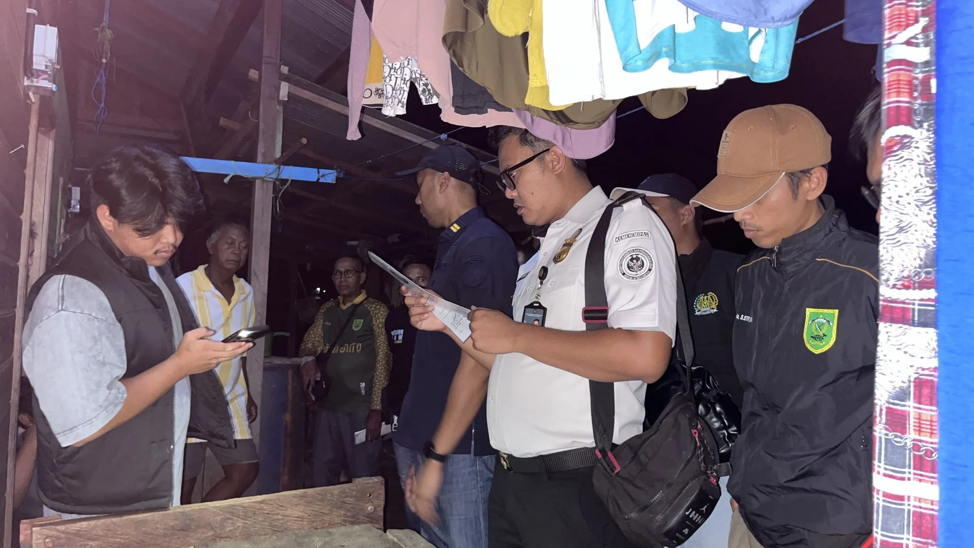 Tim Inteldakim Kantor Imigrasi Kelas III Non TPI Tanjung Redeb melakukan pendataan Manusia Perahu di Kampung Tanjung Batu, Kecamatan Pulau Derawan, 11-12 September 2026.