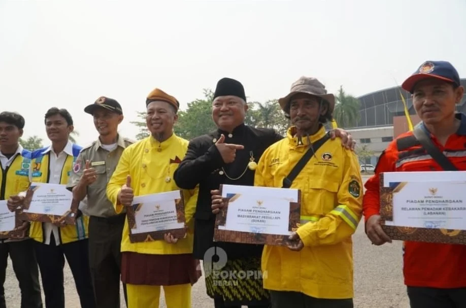Wakil Bupati Berau, Gamalis, menyerahkan penghargaan usai upacara Hari Jadi Berau, Senin (15/9/2026). (Prokopim)