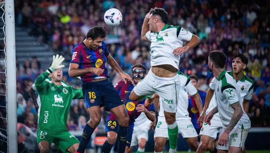 Rodri dalam laga vs Racing Santander di La Liga. (fcbarcelona.com)