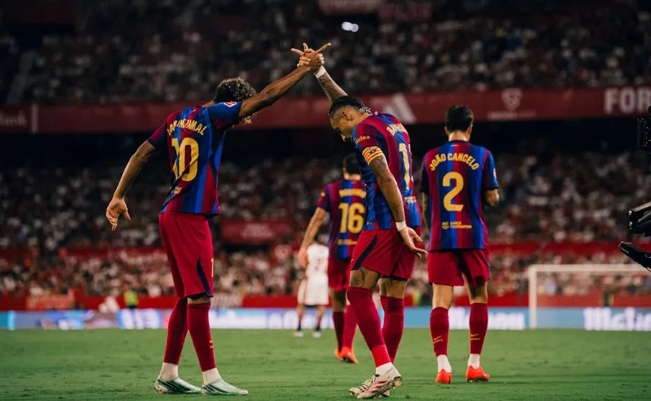 Selebrasi ikonik Rapinha dan Lamine Yamal setelah cetak gol untuk Barcelona. (fcbacelona.com)