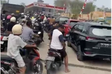 Sedihnya Warga Berau, Rela Antre BBM Berjam-jam di SPBU Sampai Kendaraan Kehabisan Bensin