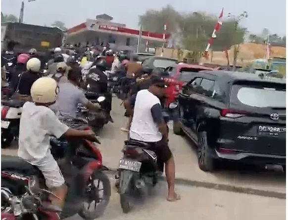 Sedihnya Warga Berau, Rela Antre BBM Berjam-jam di SPBU Sampai Kendaraan Kehabisan Bensin