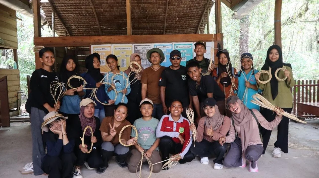 Kegiatan menganyam yang merupakan rangkaian Program Belajar dari Sang Maestro di Festival Rindu Dumaring (FRD) 2026.