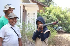 Asah Fokus dan Pengendalian Diri, Generasi Muda Dumaring Berguru Tradisi Menyumpit dari Sang Maestro