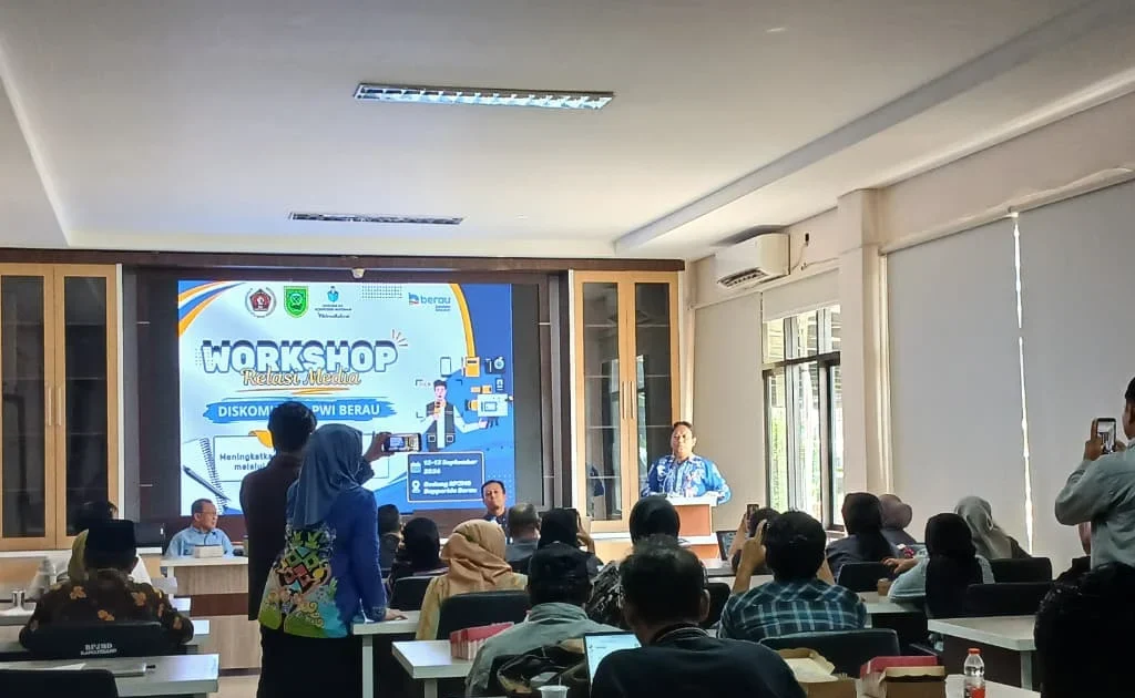 Sekda Berau Muhammad Said dan Kadiskominfo Berau Didi Rahmadi serta pemateri dan penguji, Endro Effendi dan Refa Riana saat memaparkan materi UKW (Adrikni/BT)