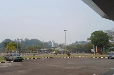 Jarak Pandang Anjlok Akibat Kabut Asap Pekat, Sejumlah Penerbangan di Bandara Kalimarau Delay hingga 4 Jam