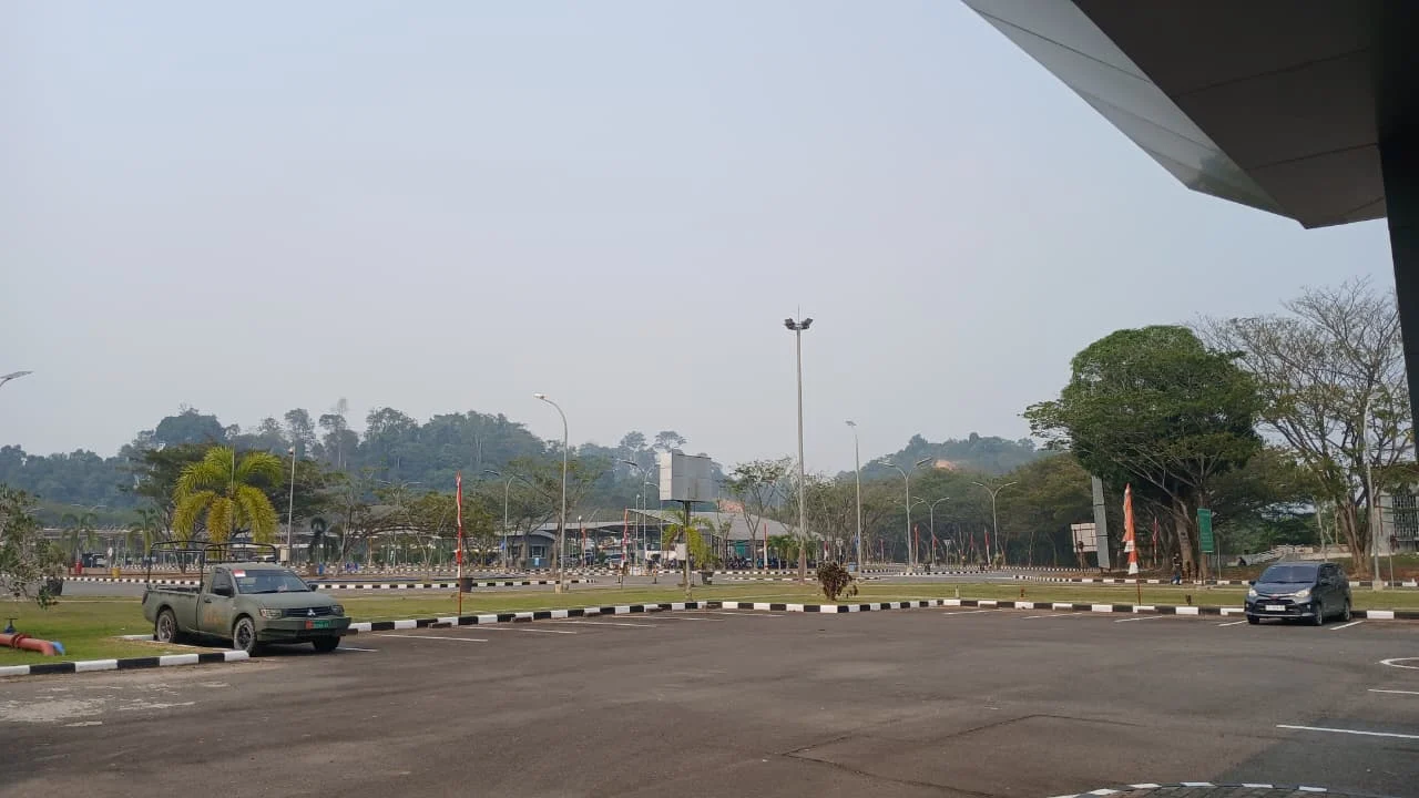 Jarak Pandang Anjlok Akibat Kabut Asap Pekat, Sejumlah Penerbangan di Bandara Kalimarau Delay hingga 4 Jam
