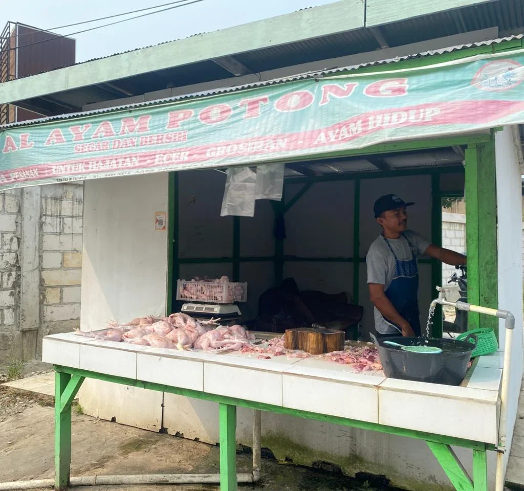 Penjual ayam potong pinggir jalan di Tanjung Redeb. (Diva/BT)