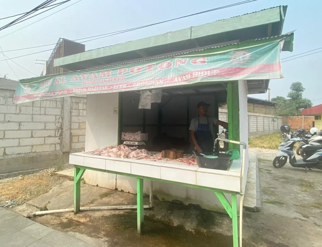 Penjual ayam potong pinggir jalan di Tanjung Redeb. (Diva/BT)