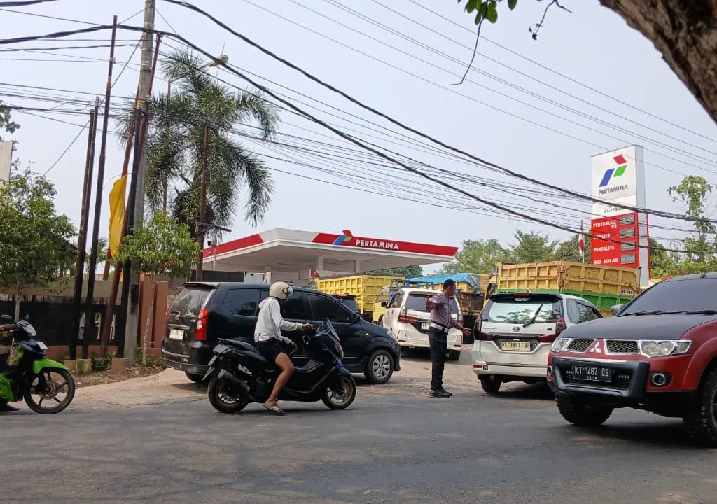 Kondisi kendaraan yang mengantre isi BBM di SPBU Bujangga. (Adrikni/BT)
