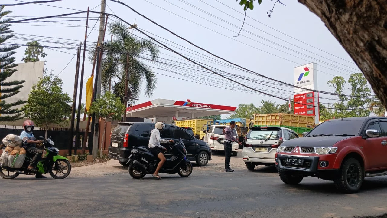 Kondisi kendaraan yang mengantre isi BBM di SPBU Bujangga. (Adrikni/BT)