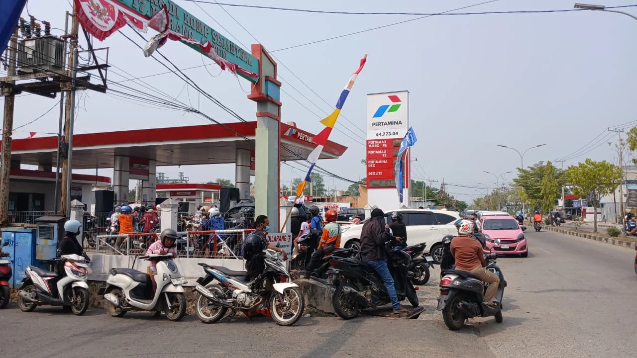 Antrean Panjang BBM Masih Mengular di SPBU Tanjung Redeb, Pengendara Pilih Nunggu Sambil Sarapan