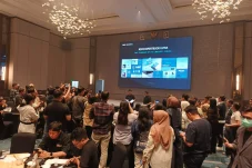 Resmi Meluncur di Kalimantan, ASUS ExpertBook Ultra Usung Layar Tandem OLED dan Fitur AI