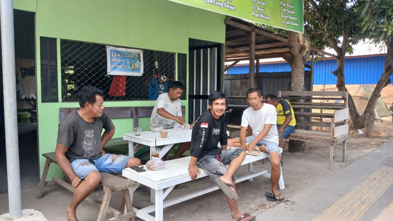 Sopir travel Berau yang sedang menunggu antrian BBM di SPBU H Isa III, Jumat (4/9/2026). (Adrikni/BT)