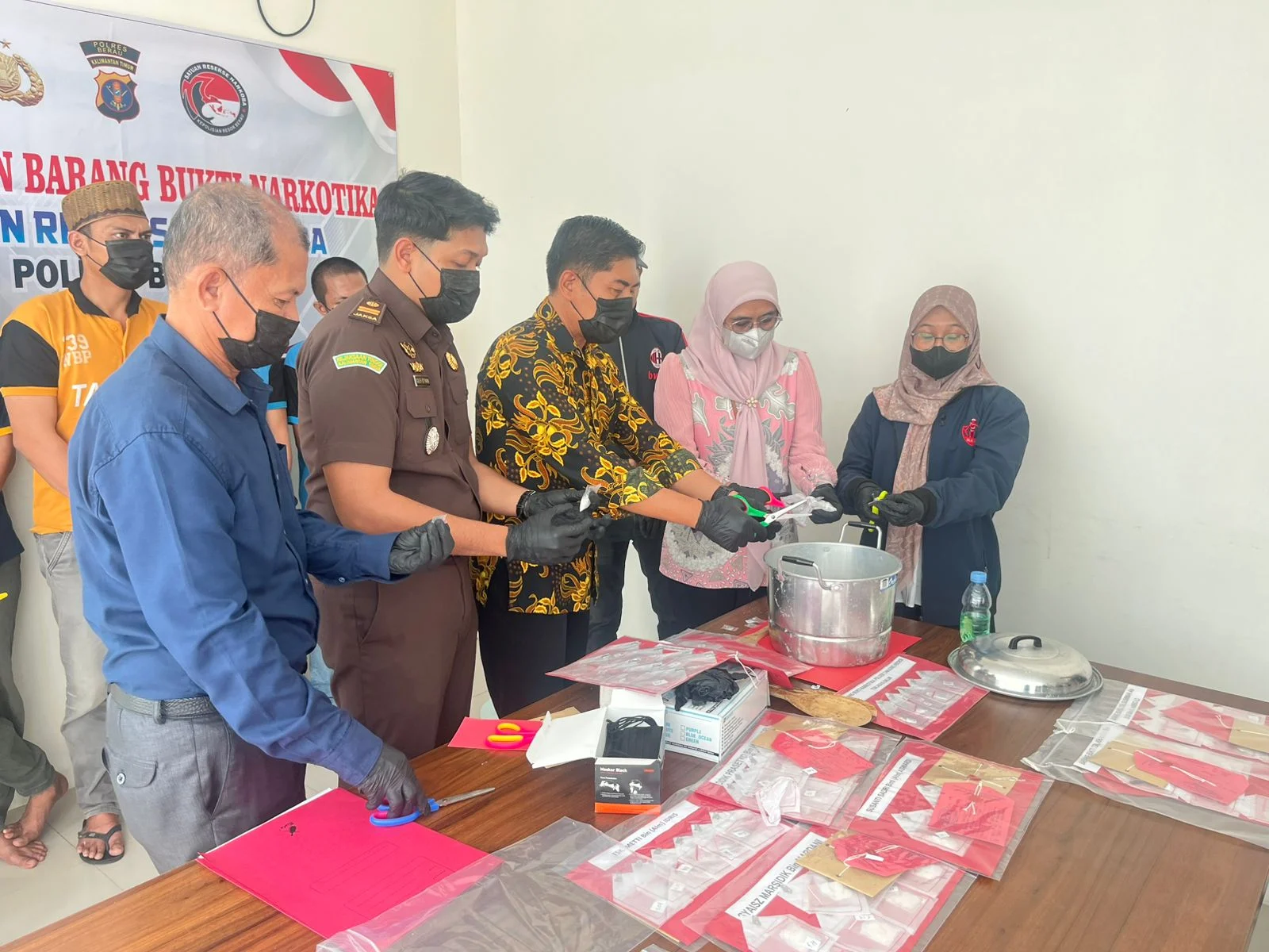 120,6 Gram Sabu dari 20 Perkara Berakhir di Septic Tank