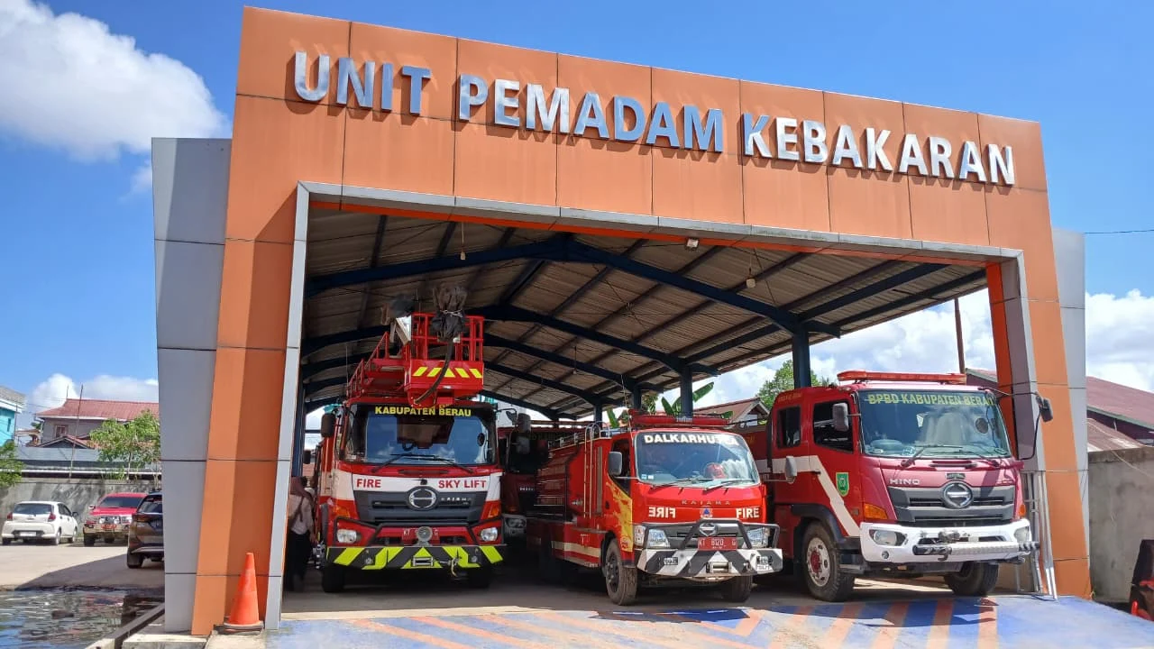 Mobil dalkarhutla yang terparkir di halaman Kantor BPBD Berau. (Adrikni/BT)