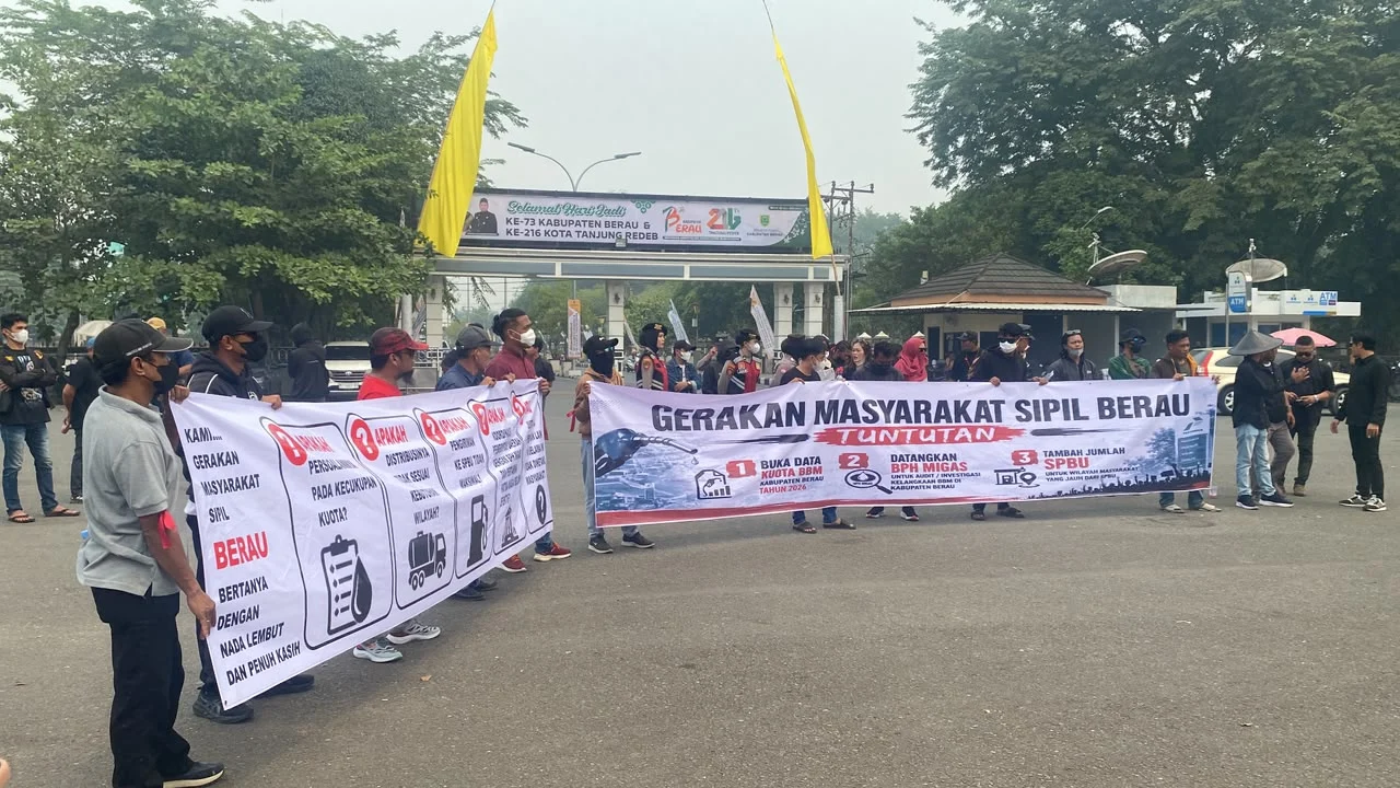Massa dari GMS Berau melakukan aksi unjuk rasa di depan Kantor Bupati Berau, Senin (7/9/2026). (DIVA/BT)