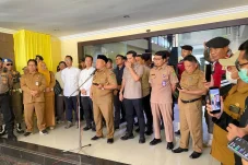 Temui Massa Demo BBM, Wabup Gamalis Minta Warga Ikut Awasi dan Laporkan Penyelewengan