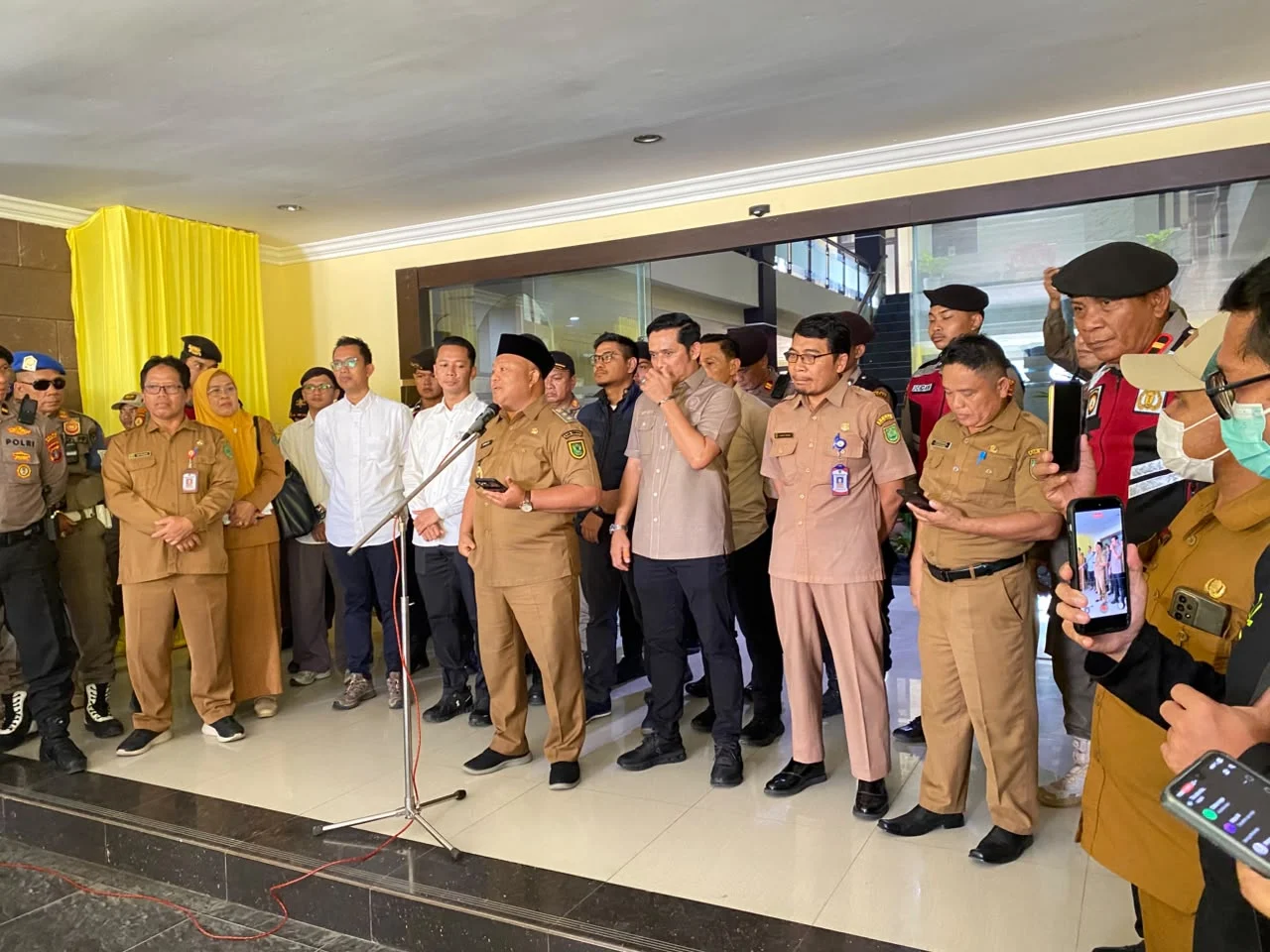 Temui Massa Demo BBM, Wabup Gamalis Minta Warga Ikut Awasi dan Laporkan Penyelewengan