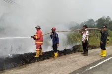 Armada Damkar Mulai Kewalahan, BPBD Berau Libatkan Camat hingga RT Suplai Air Padamkan Karhutla