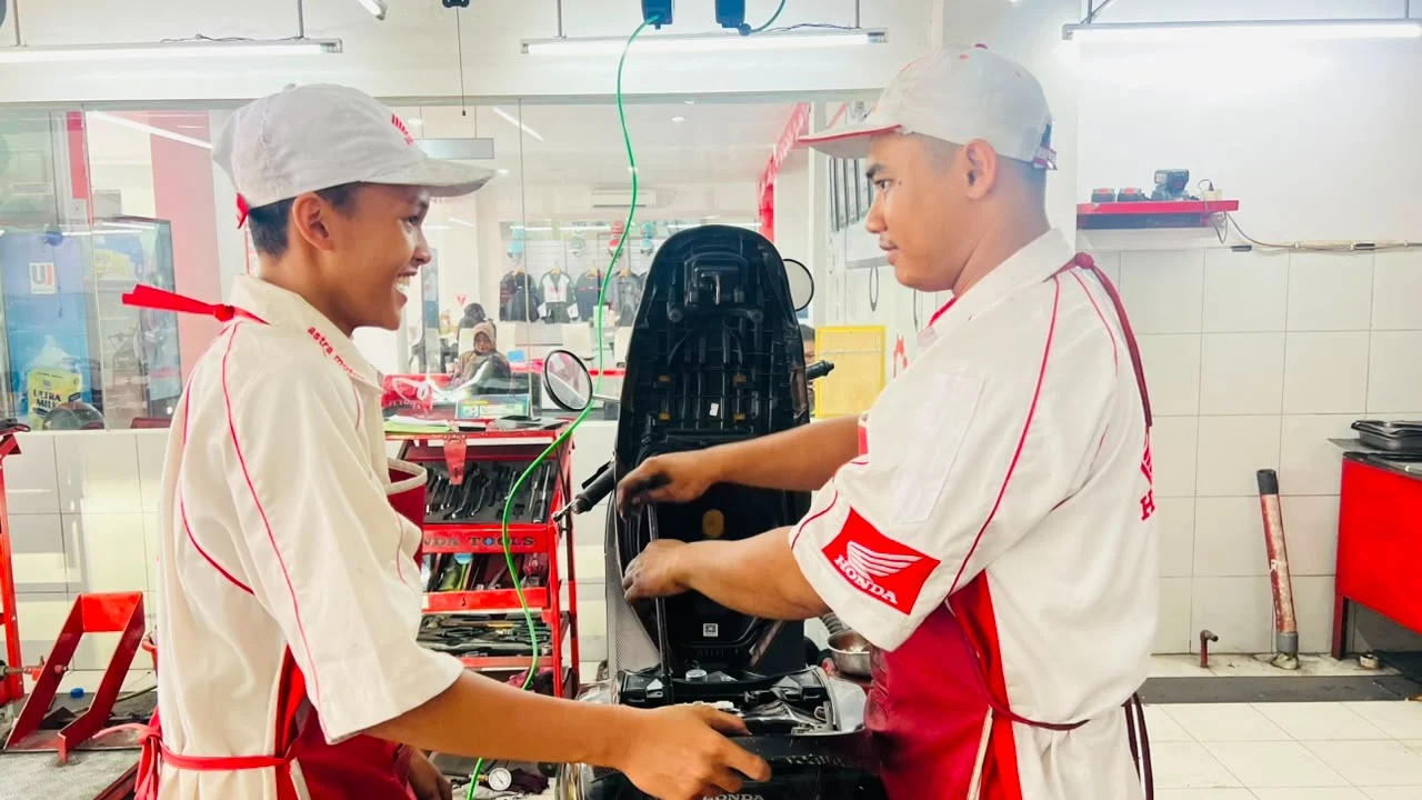 Standarisasi Mutu Pelayanan AHASS Terapkan Quality Control dan SOP Ketat bagi Siswa Magang Melalui Pendampingan Mekanik