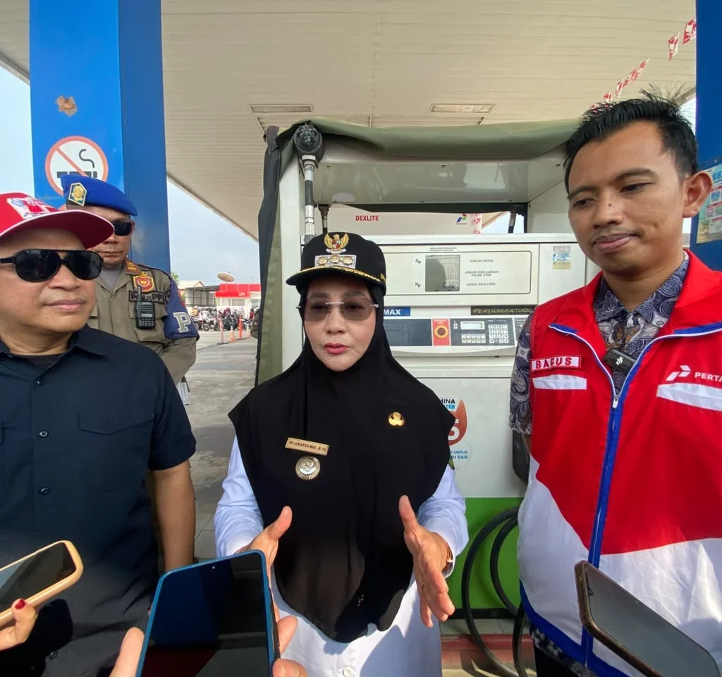 Bupati Berau, Sri Juniarsih, usai meninjau beberapa SPBU. (Diva/BT)