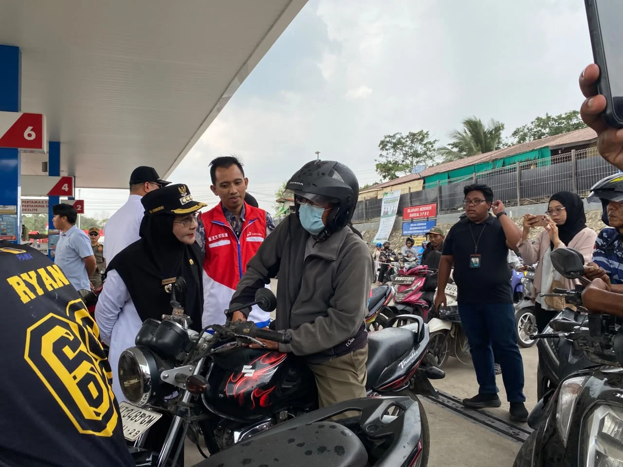 Bupati Berau, Sri Juniarsih Mas, meninjau SPBU Sambaliung baru, Rabu (9/9/2026), untuk memastikan penyaluran BBM berjalan sesuai aturan.