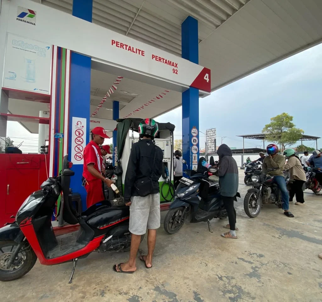 Antrean warga mengisi BBM di SPBU di Berau.
