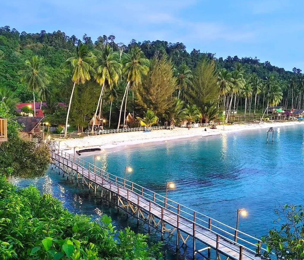 Pemandangan dari puncak Lamin Guntur Ecolodge. (pancurajipost)