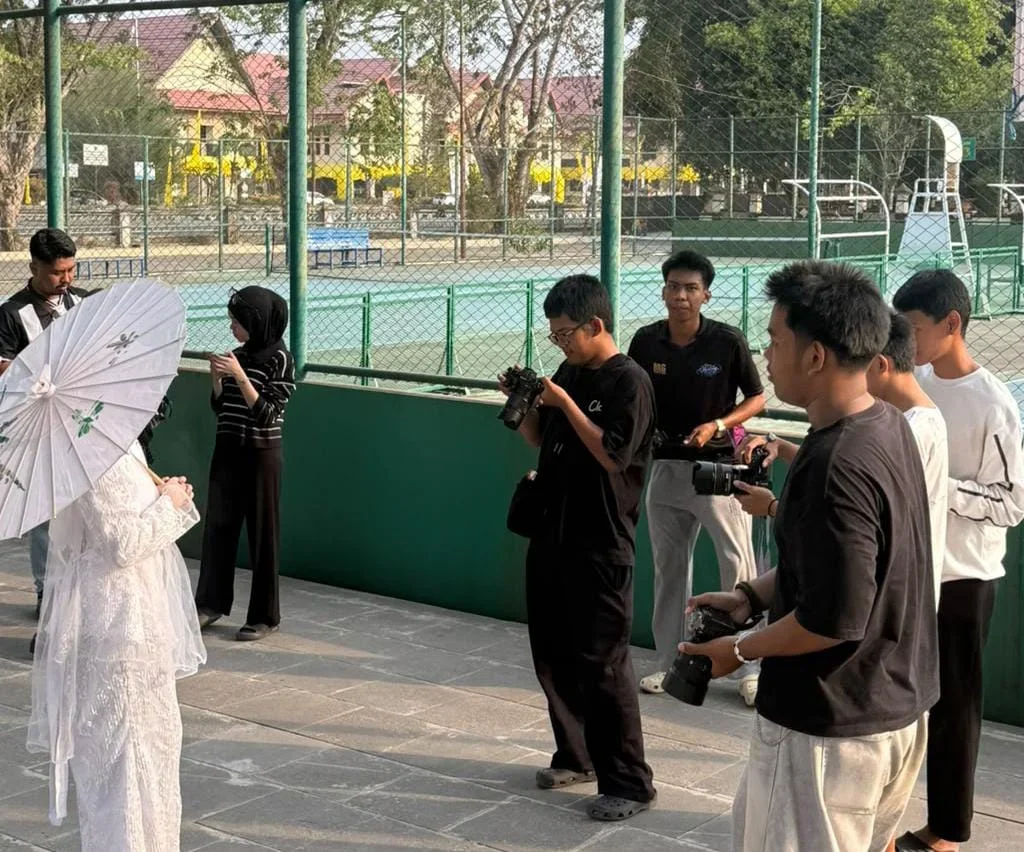 Praktek fotografi dan videografi di Rumah Aksara Creative. (Lois/BT)