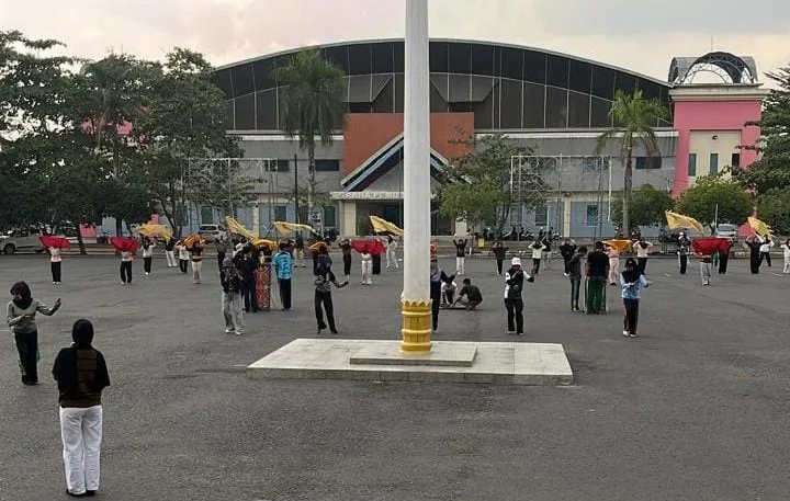 Para penari sedang berlatih tari kolosal di Lapangan Pemuda Tanjung Redeb. (ist)