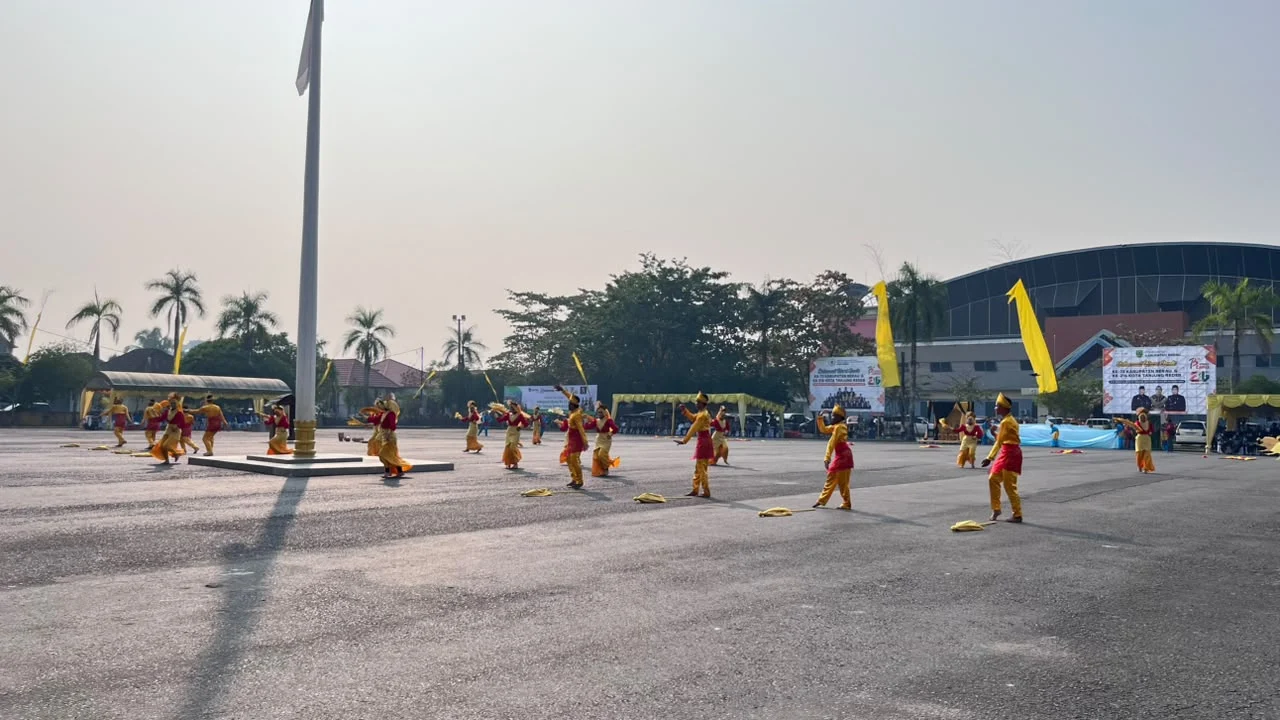 Tarian Kolosal Baddit Dipattung Pukau Warga saat Puncak Hari Jadi Berau