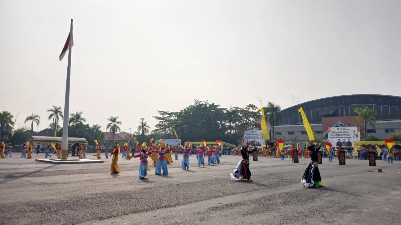 Penampilan Tari Kolosal saat upacara Hari Jadi ke-73 Kabupaten Berau dan ke-216 Kota Tanjung Redeb di Tribun Lapangan Pemuda, Selasa (14/9/2026). (Adrikni/BT)