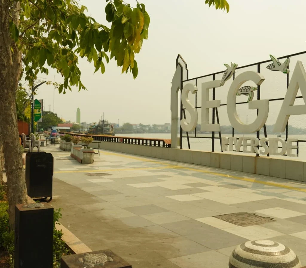 Tepian Sungai Segah. (Lois/BT)